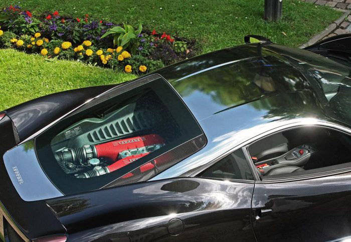 Η προσθήκη χρωμίου είναι η βασική αισθητική διαφοροποίηση της «πειραγμένης» 458 Italia.